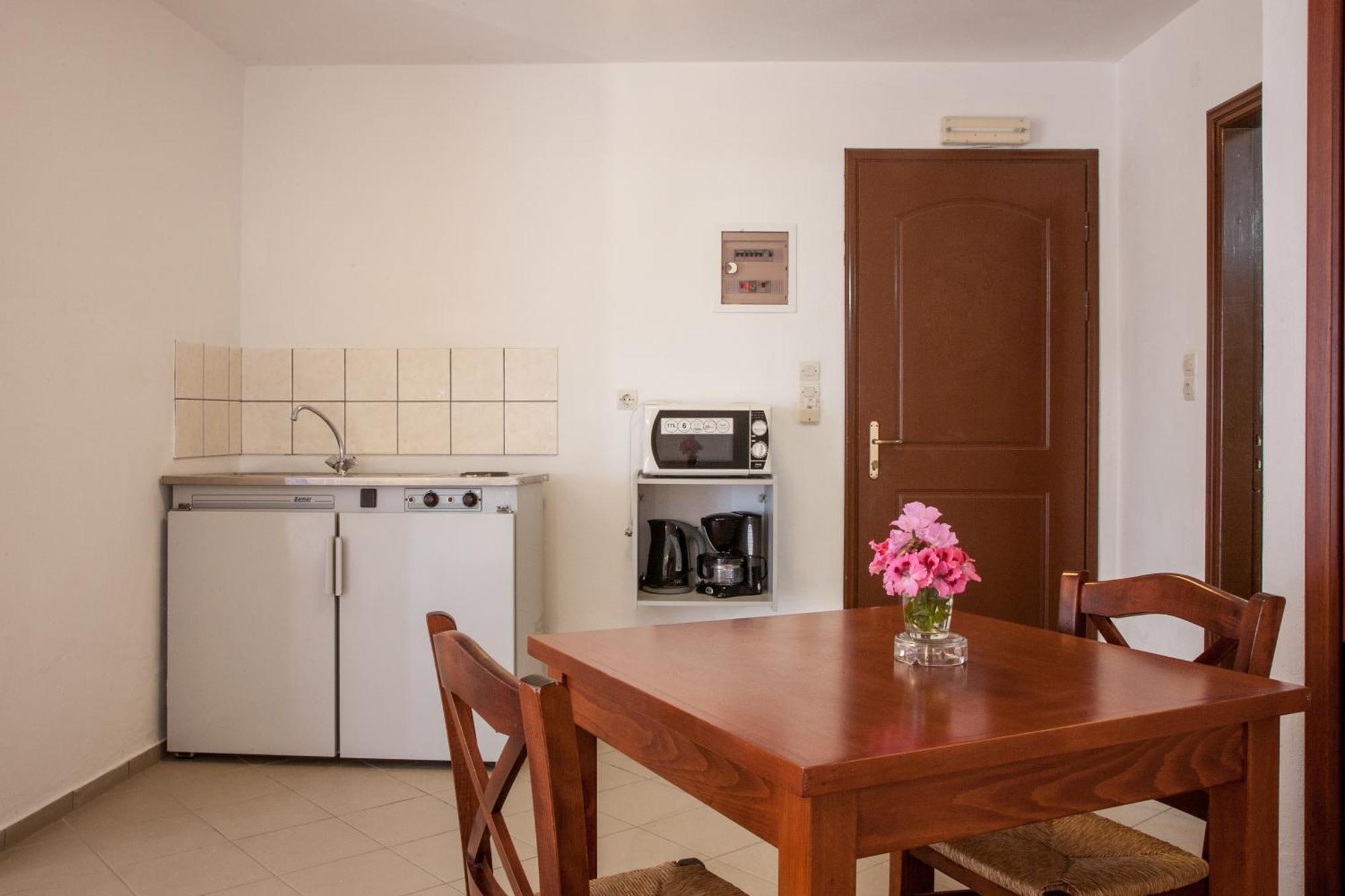 Ekavi Apartments Agia Marina Esterno foto