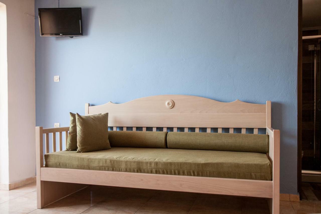 Ekavi Apartments Agia Marina Esterno foto